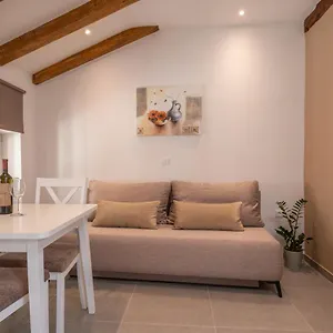 https://aaa-apartments-rooms.pula-hotels.org