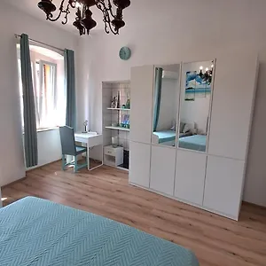 https://red-blue-apartment-private-parking.pula-hotels.org